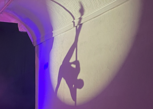 Schatten einer T&auml;nzerin auf die Wand geworfen