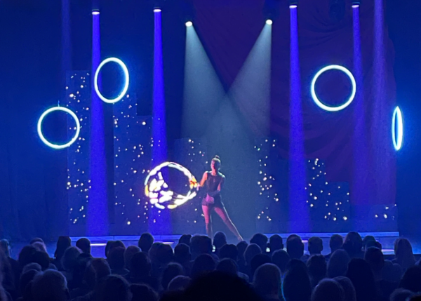 GOP Variete Hula-Hoop-Acrobatik blau beleuchtet